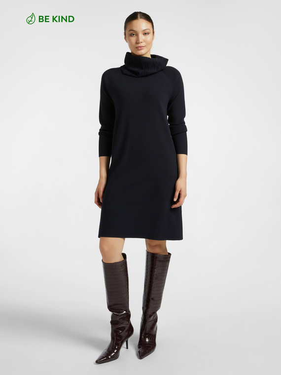 Knitted dress with detachable collar