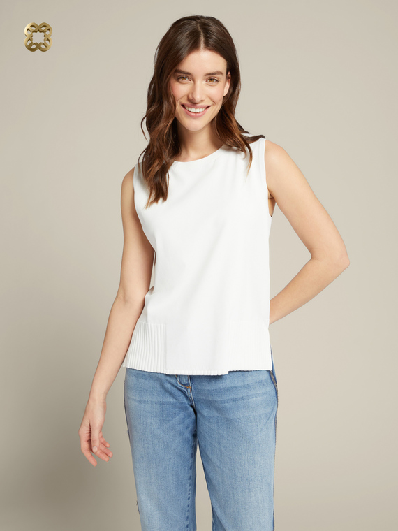 Sleeveless sweater with ribbed hem