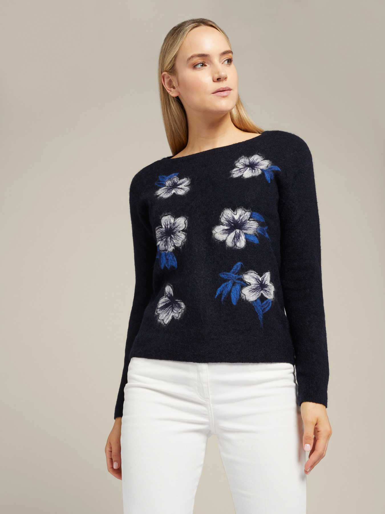 Pull avec fleurs brodées