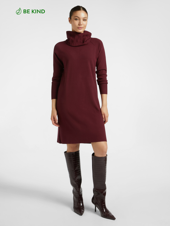 Knitted dress with detachable collar