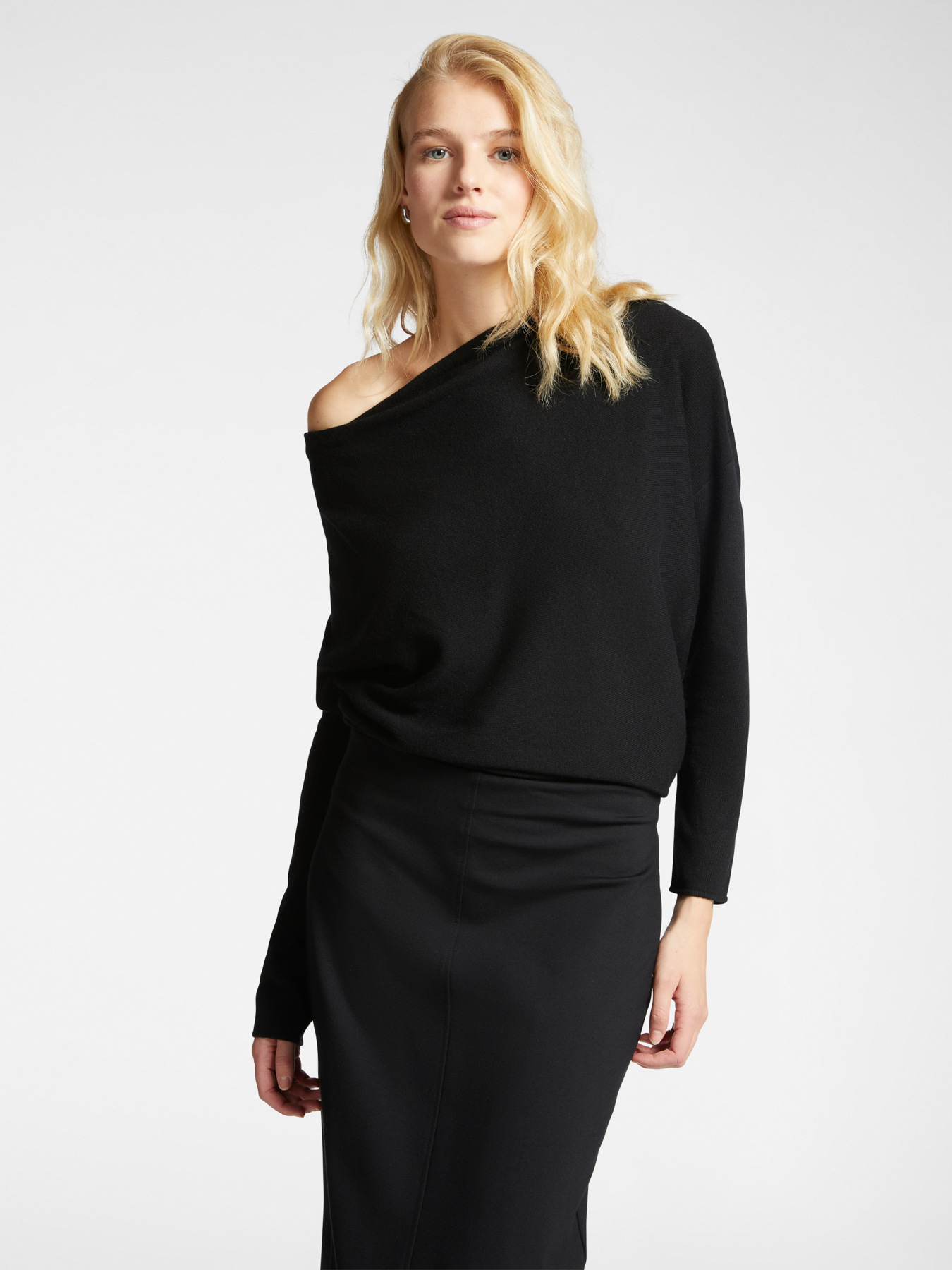 Maglia misto cashmere con scollo morbido image number 0