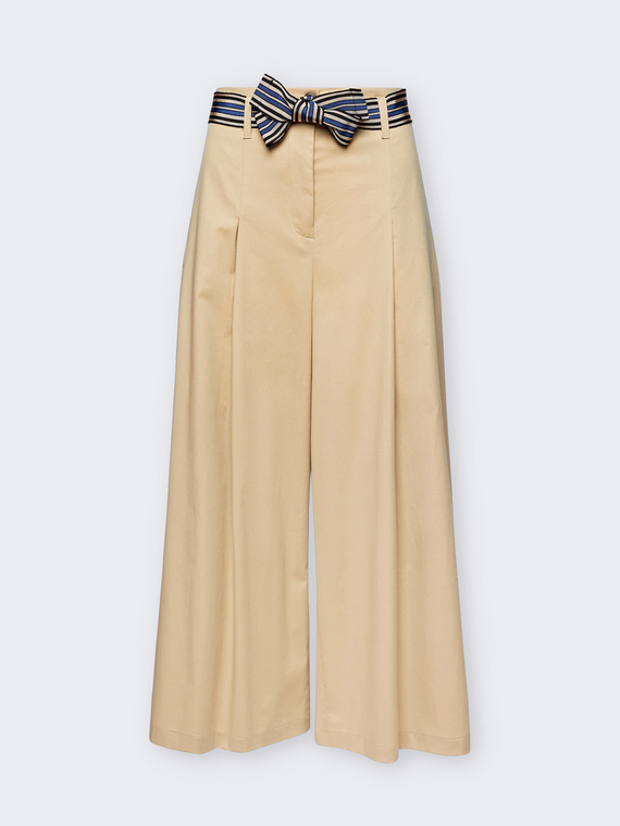 Weite Hose mit gestreiftem Gürtel