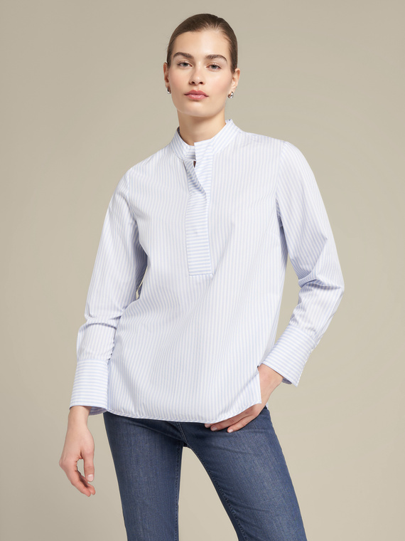 Blusa a righe con collo alto