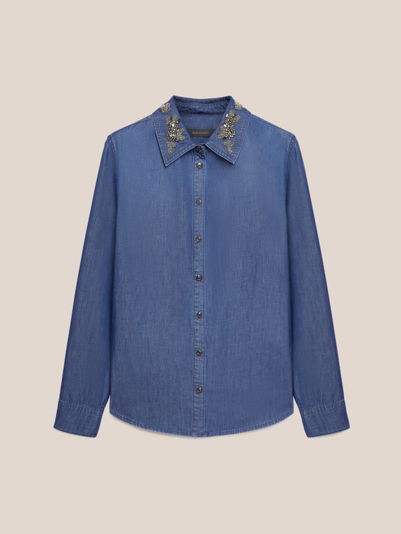 Camicia in denim con ricamo a mano sul colletto