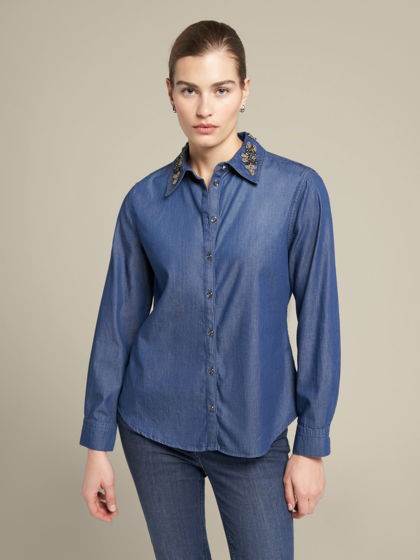 Camicia in denim con ricamo a mano sul colletto image number 0