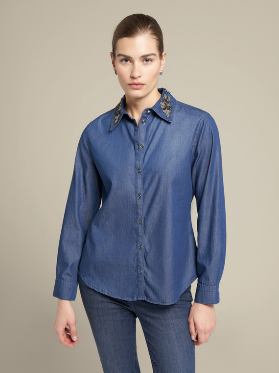 Camicia in denim con ricamo a mano sul colletto