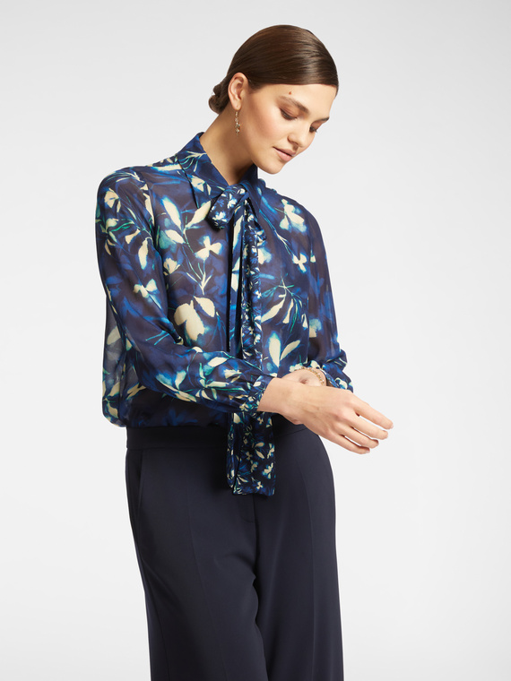 Blusa floreale con fusciacca al collo