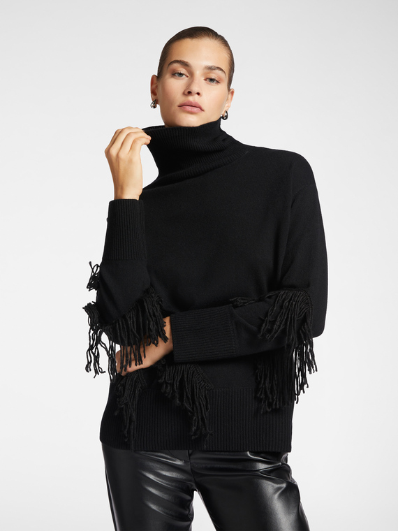 Sweater with fringes