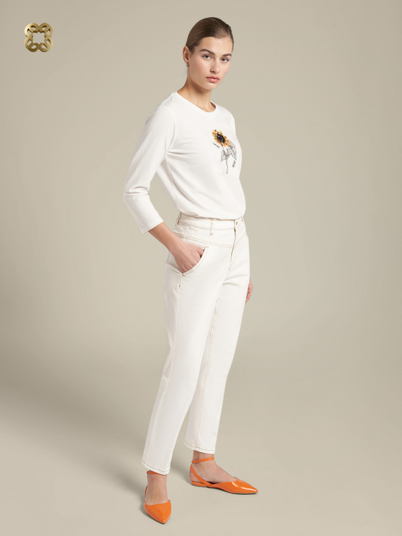 Slim-fit trousers with contrasting stitching