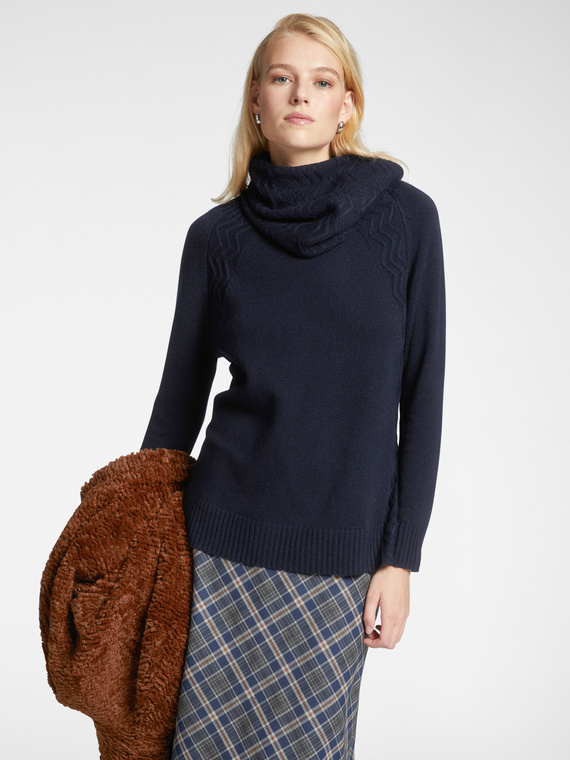 Wool sweater with detachable collar