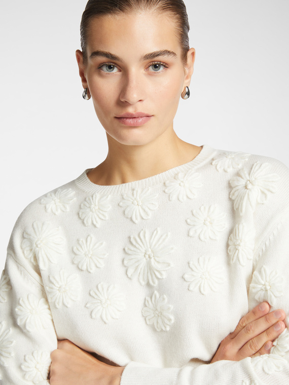 Pull avec fleurs brodées