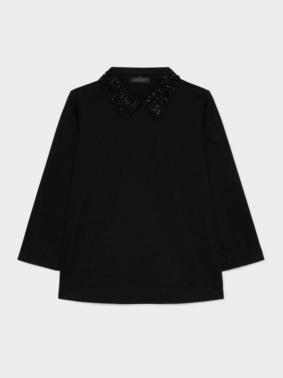 T-shirt with embroidered collar