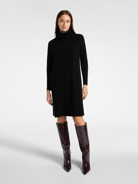 Knitted dress with detachable collar