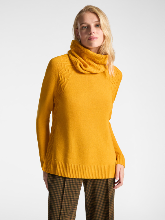 Wool sweater with detachable collar