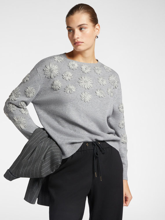 Pullover mit aufgestickten Blumen